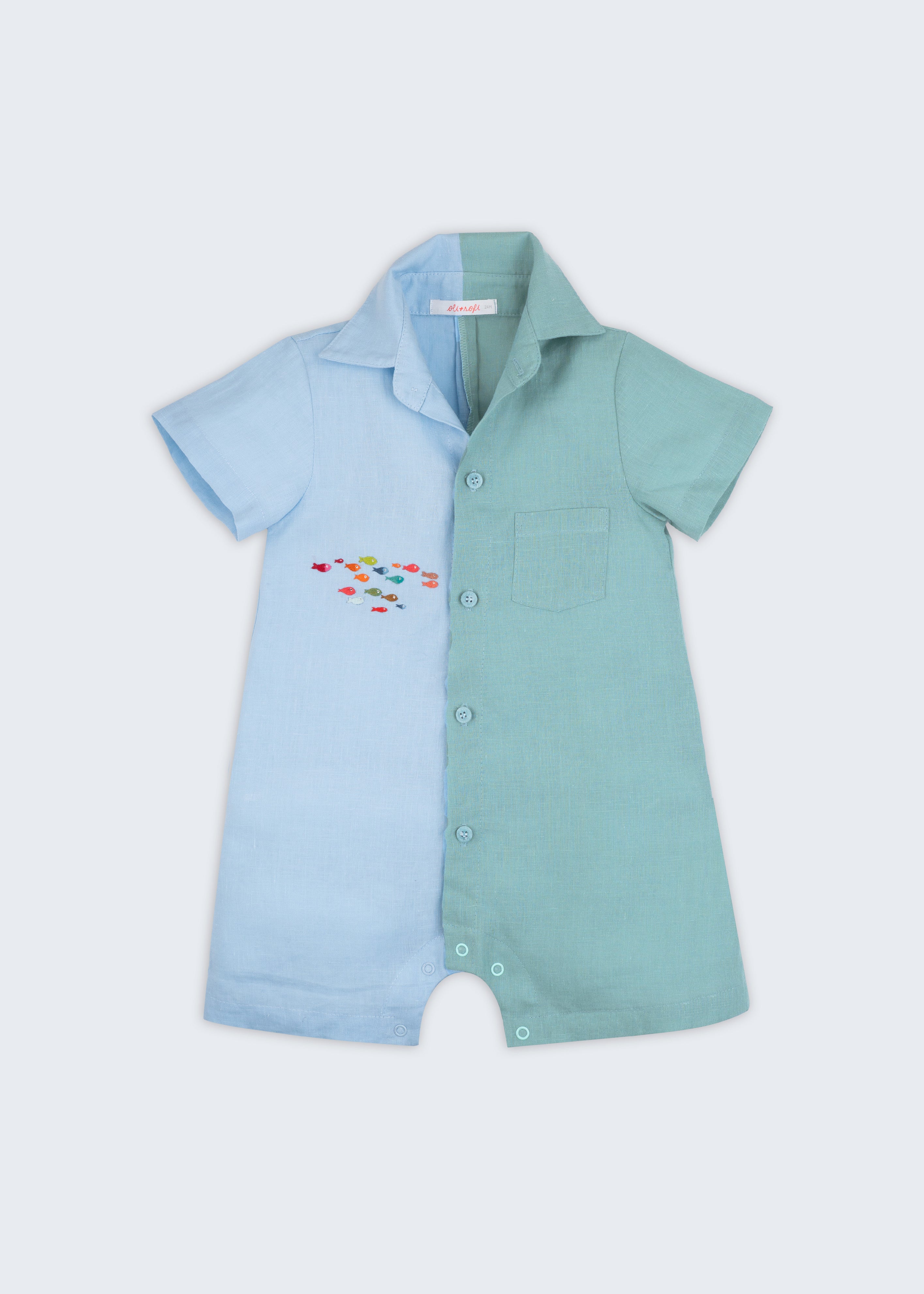 Macaquinho infantil em linho bicolor azul e verde com cardume de peixes bordado à mão, para meninos e meninas; visto de frente.
