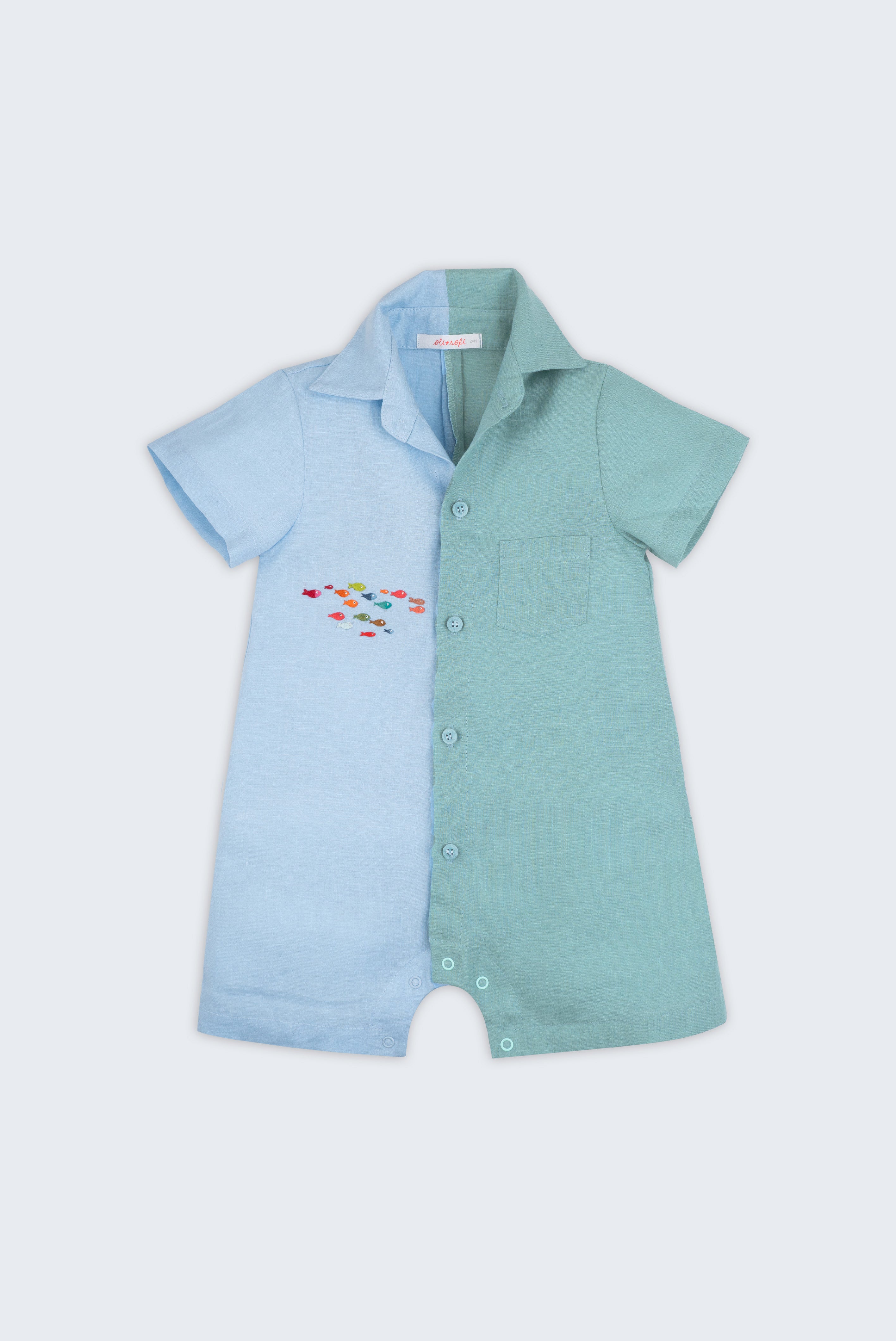 Macaquinho infantil em linho bicolor azul e verde com cardume de peixes bordado à mão, para meninos e meninas; visto de frente.