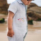 Menino com macaquinho de linho bicolor com cardume de peixes coloridos bordado.