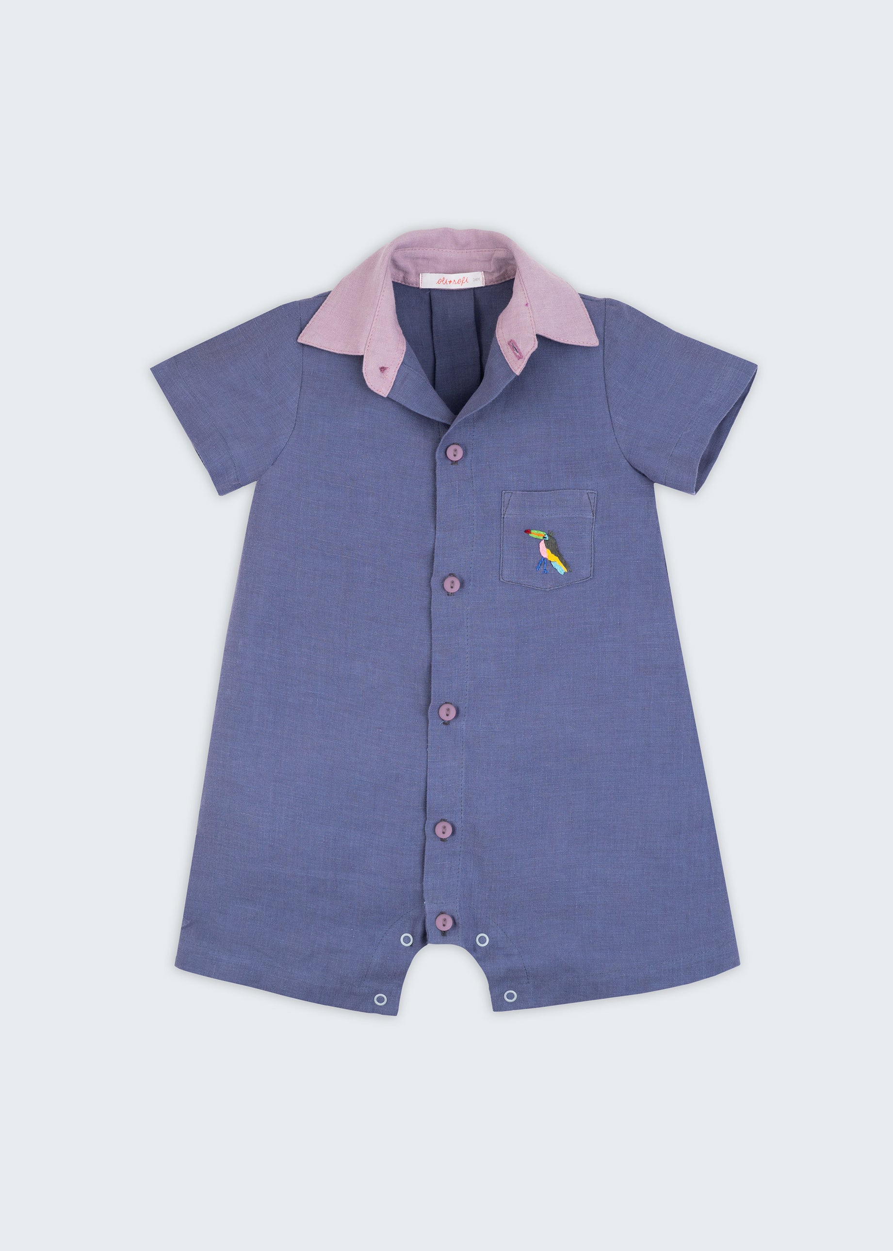 Macaquinho infantil em linho azul jeans com gola violeta e tucano bordado à mão no bolso; para meninos e meninas — Oli e Sofi
