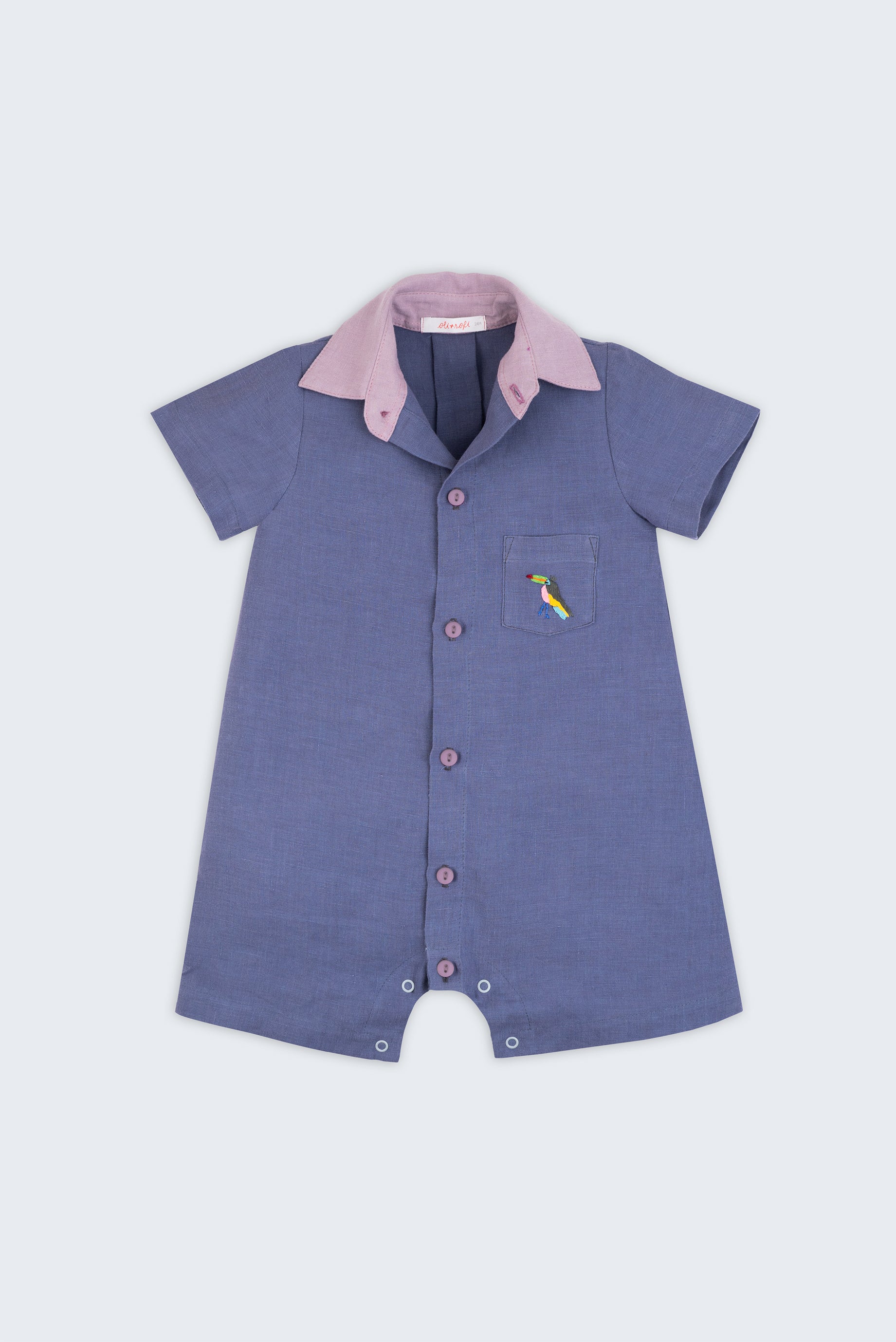 Macaquinho infantil em linho azul jeans com gola violeta e tucano bordado à mão no bolso; para meninos e meninas — Oli e Sofi