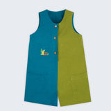 Macaquinho infantil em linho bicolor azul e verde com tartaruga bordada à mão, para meninos e meninas, visto de frente.