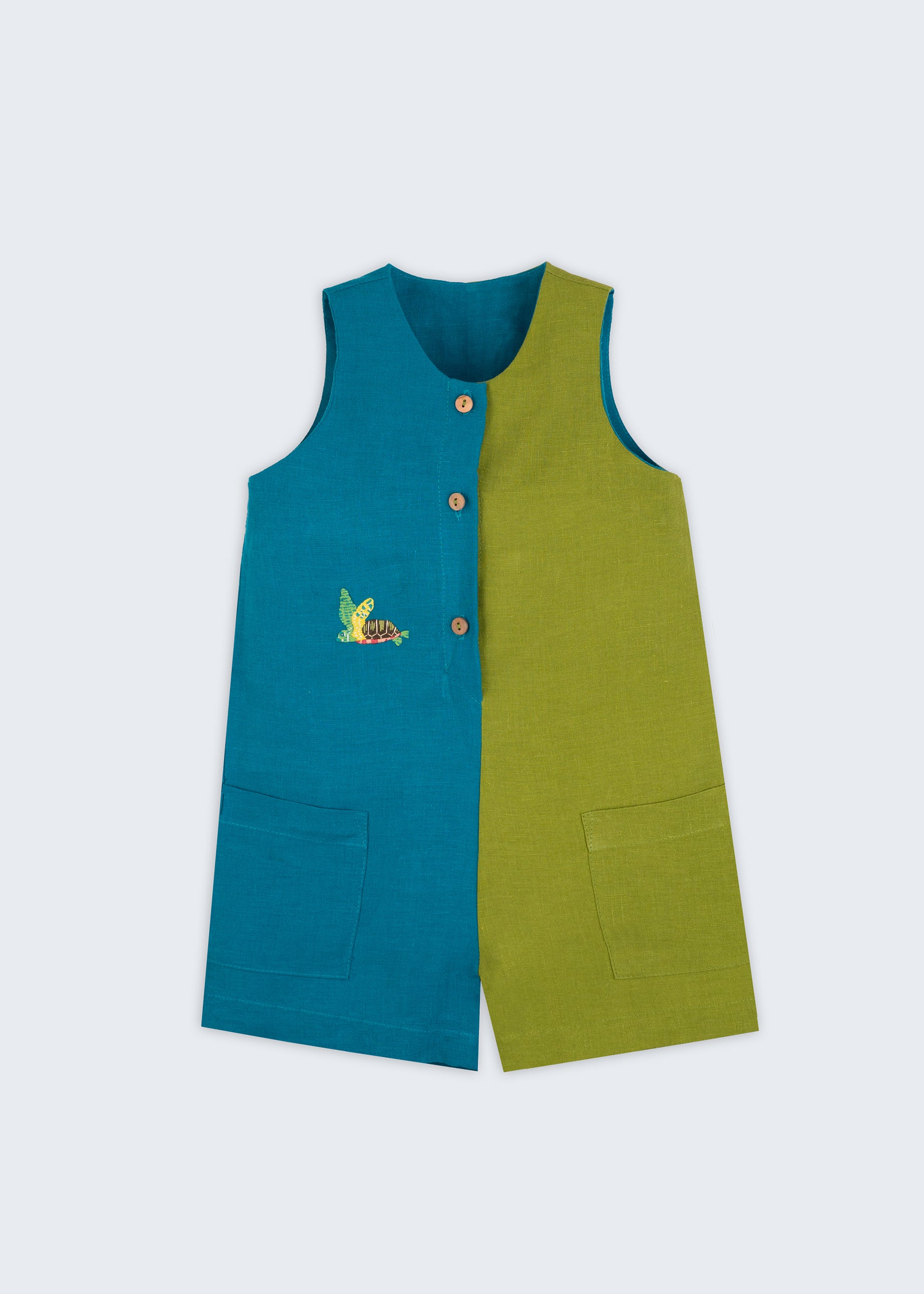 Macaquinho infantil em linho bicolor azul e verde com tartaruga bordada à mão, para meninos e meninas, visto de frente.