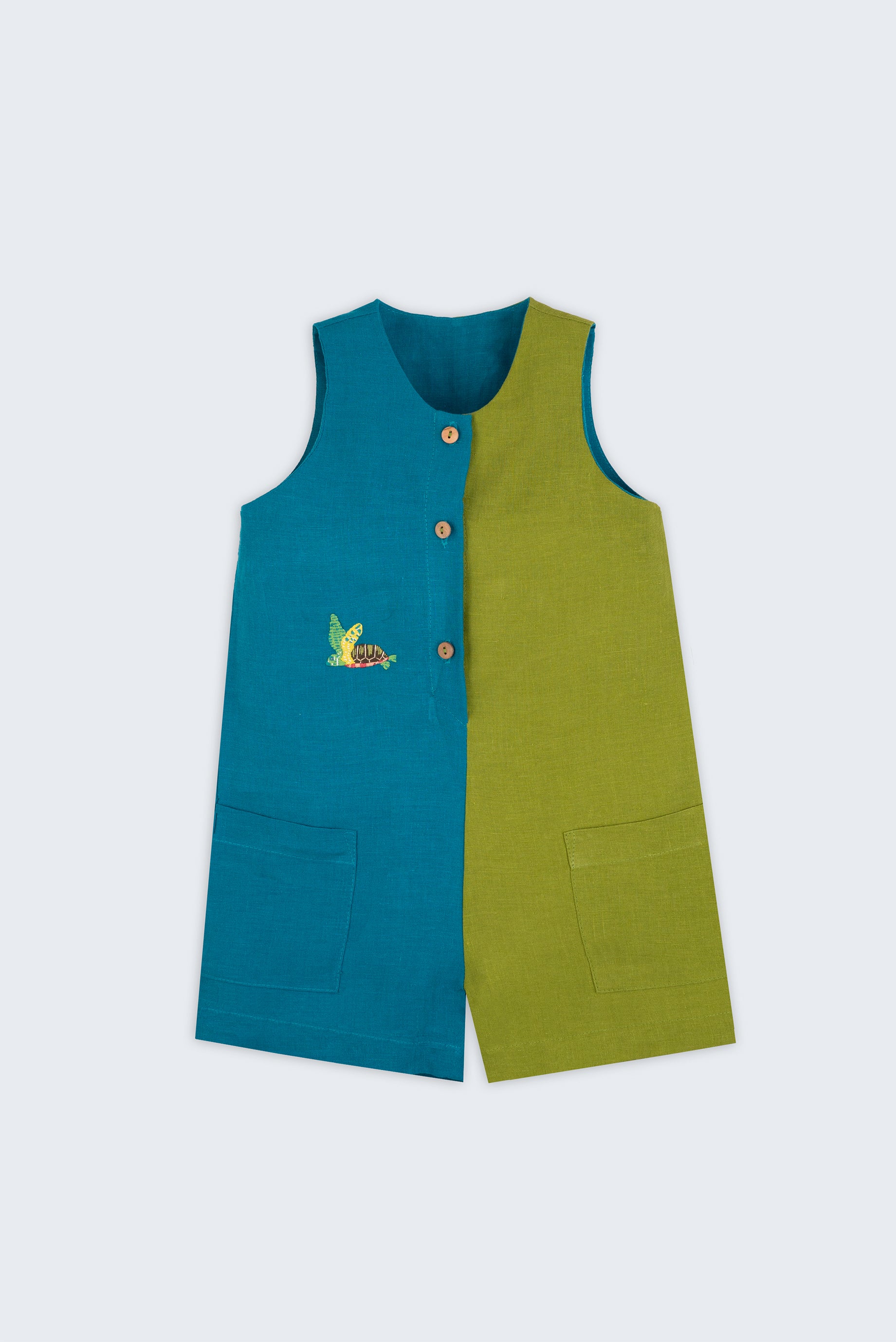 Macaquinho infantil em linho bicolor azul e verde com tartaruga bordada à mão, para meninos e meninas, visto de frente.