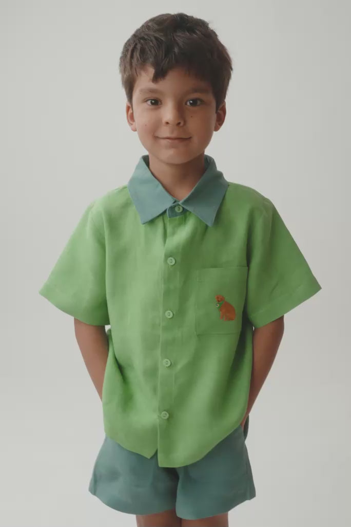 Criança em movimento usando camisa Tom caramelo, mostrando o caimento da peça e os detalhes feitos à mão.