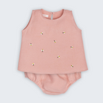 Regata Duda para bebê em linho rosa antigo com bordados de abelhas e tapa-fralda, fotografada de frente.