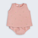 Regata Duda para bebê em linho rosa antigo com bordados de abelhas e tapa-fralda, fotografada de frente.