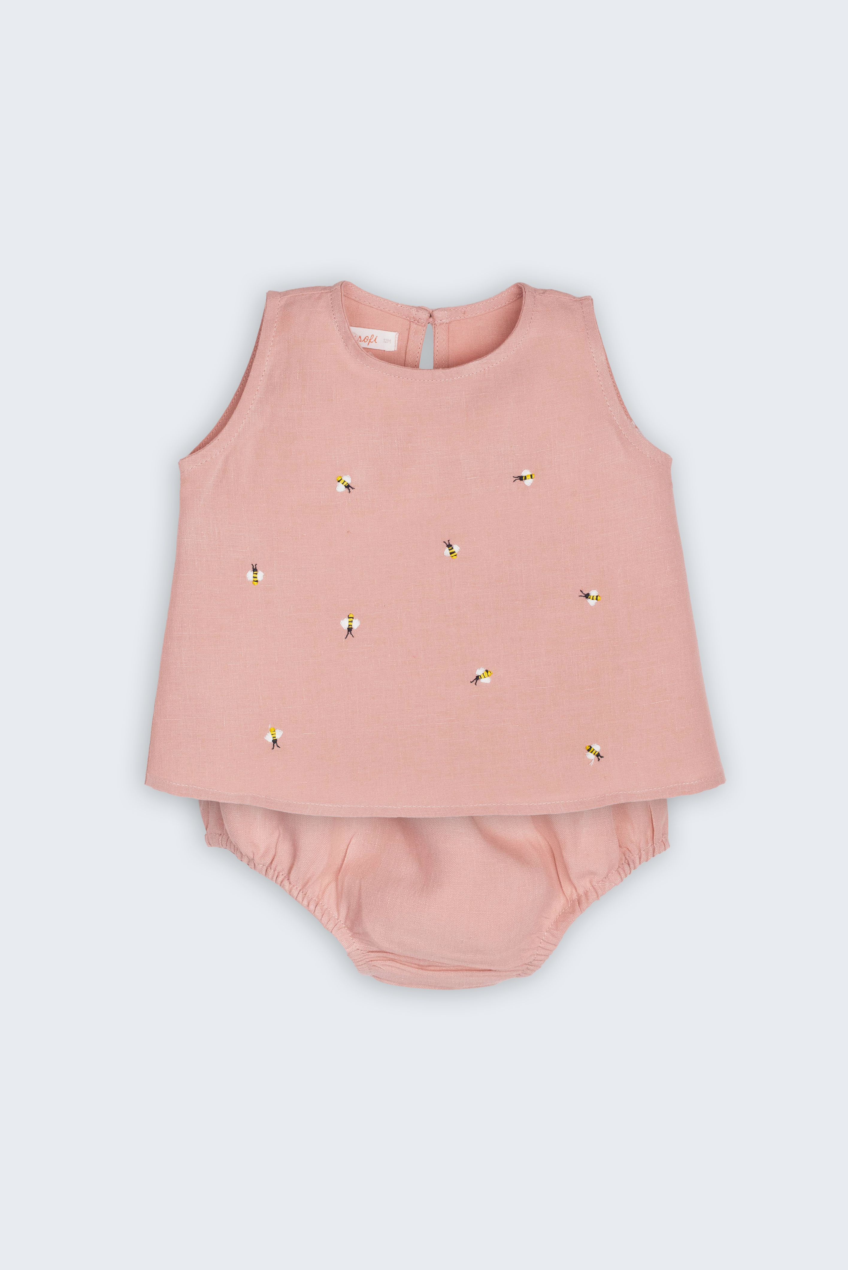 Regata Duda para bebê em linho rosa antigo com bordados de abelhas e tapa-fralda, fotografada de frente.