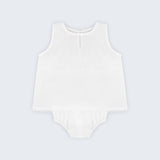 Regata Duda para bebê em linho branco com tapa-fralda, fotografada de frente, com acabamento em renda de bilro.