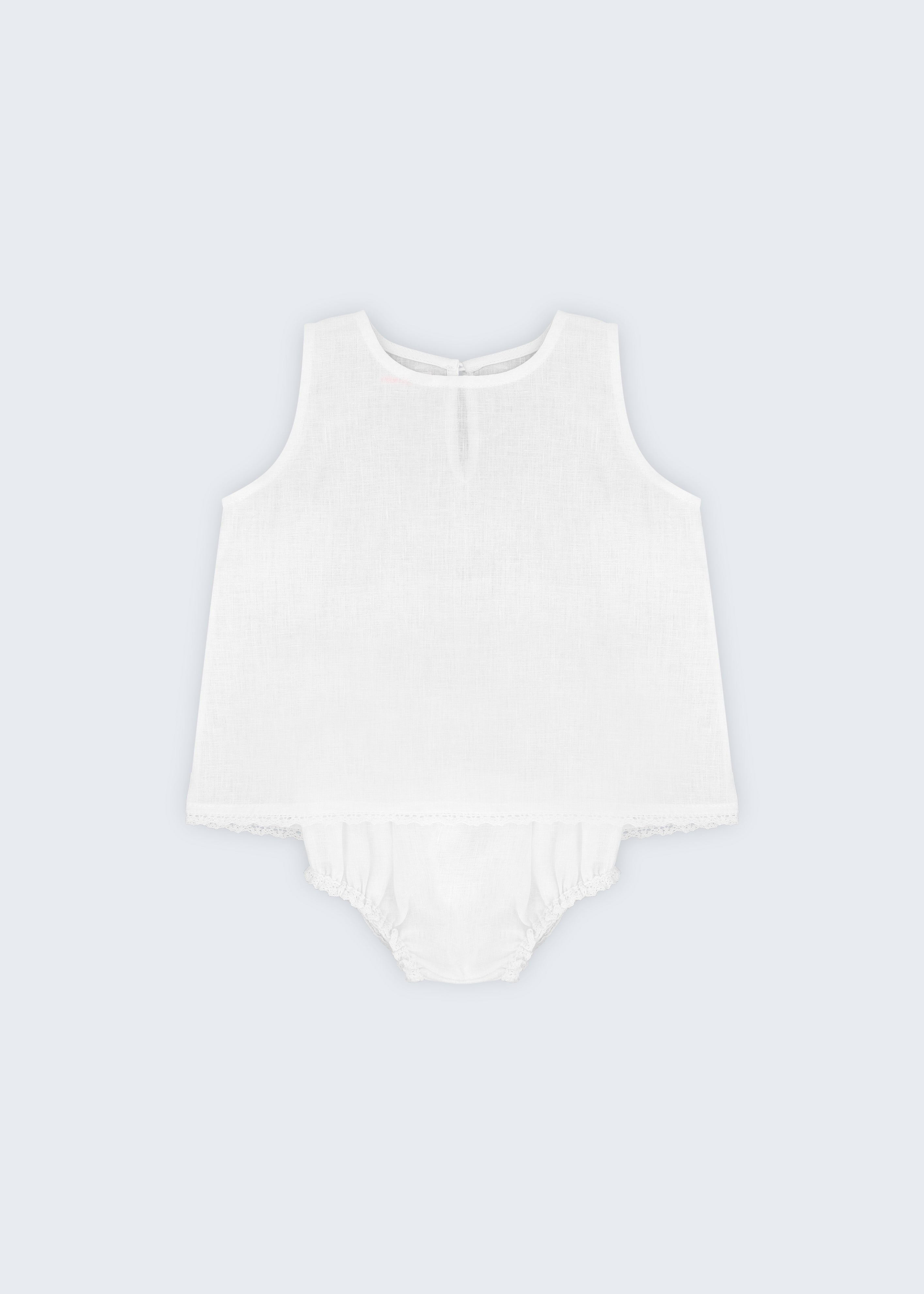 Regata Duda para bebê em linho branco com tapa-fralda, fotografada de frente, com acabamento em renda de bilro.