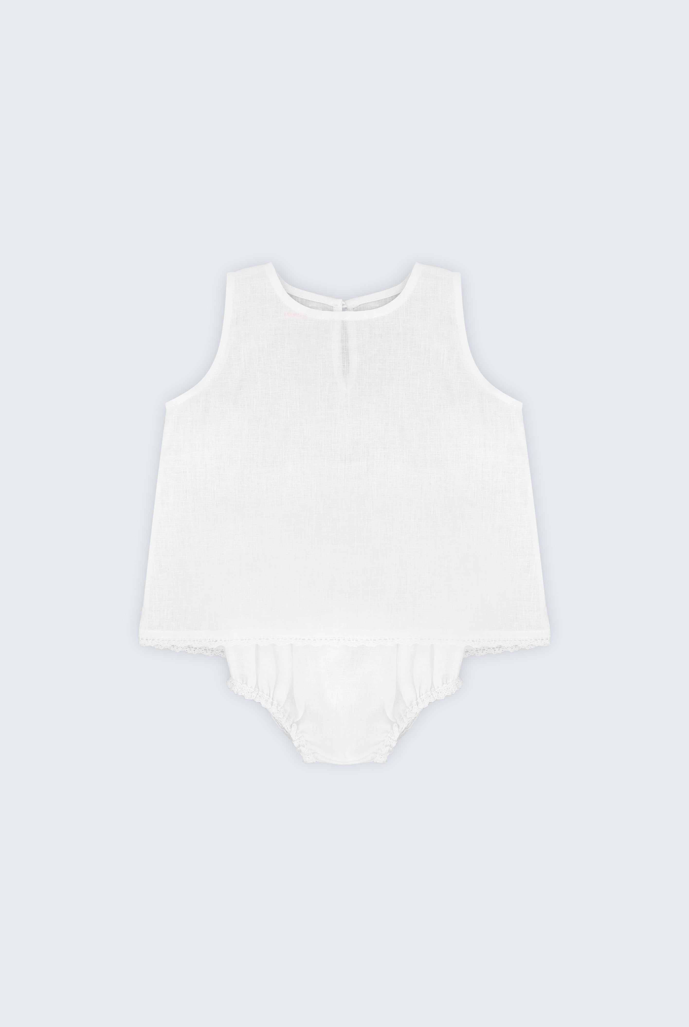 Regata Duda para bebê em linho branco com tapa-fralda, fotografada de frente, com acabamento em renda de bilro.