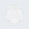 Regata Duda para bebê em linho branco com tapa-fralda, fotografada de frente, com acabamento em renda de bilro.