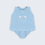Conjunto Duda para bebê em 100% linho azul celeste, com regata bordada e tapa-fralda, fotografado de frente.