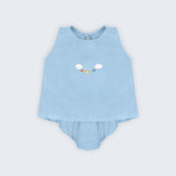 Conjunto Duda para bebê em 100% linho azul celeste, com regata bordada e tapa-fralda, fotografado de frente.
