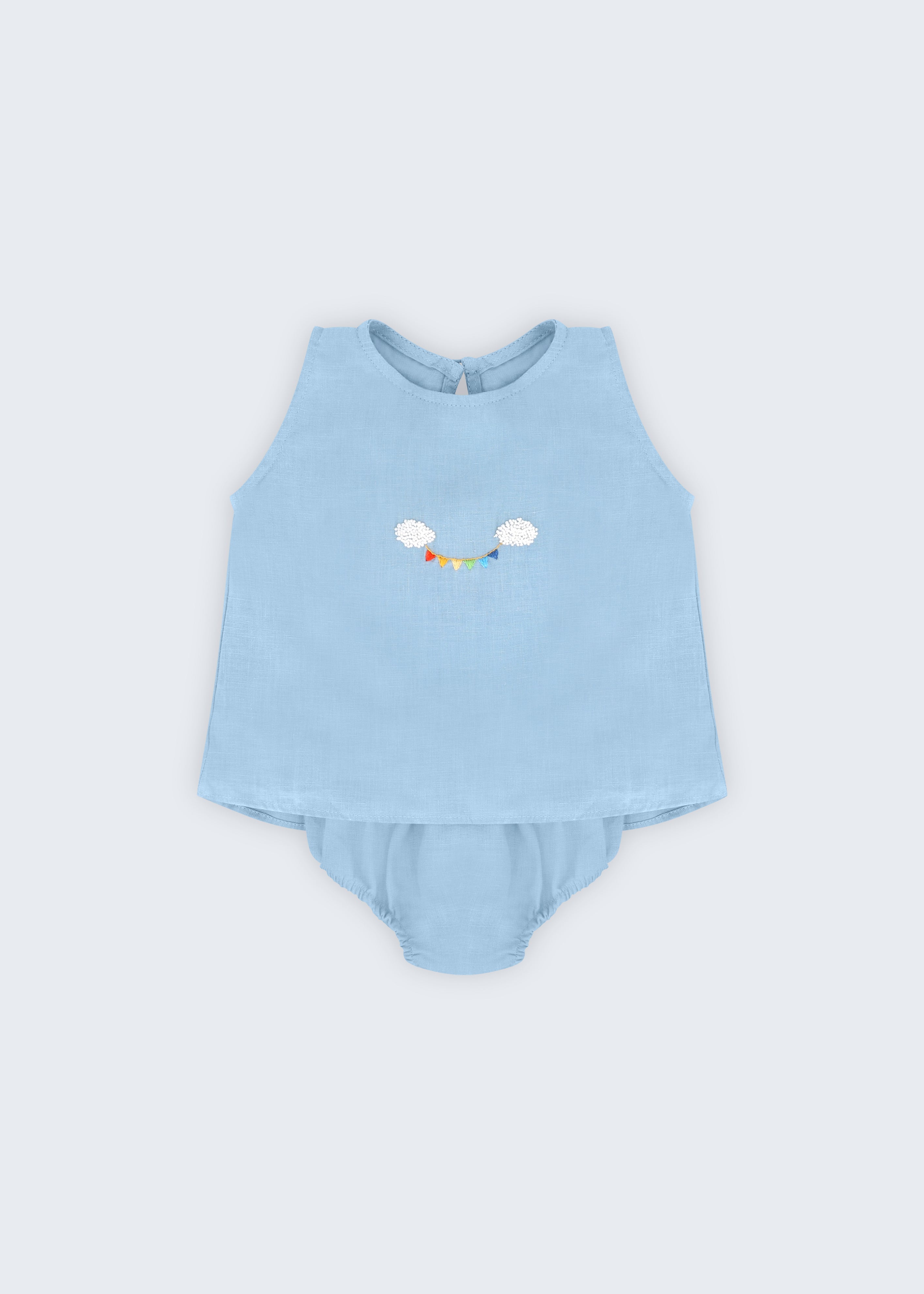 Conjunto Duda para bebê em 100% linho azul celeste, com regata bordada e tapa-fralda, fotografado de frente.