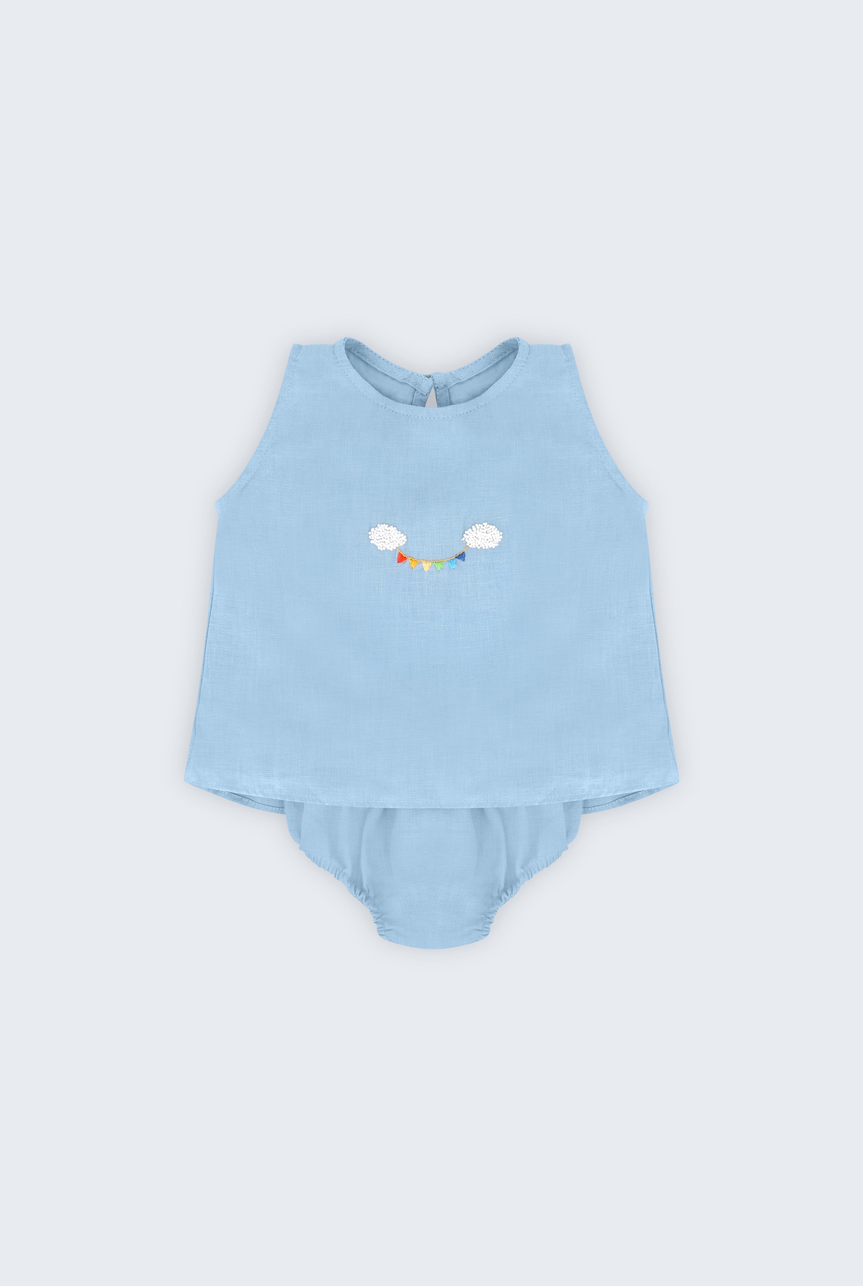 Conjunto Duda para bebê em 100% linho azul celeste, com regata bordada e tapa-fralda, fotografado de frente.