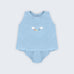 Conjunto Duda para bebê em 100% linho azul celeste, com regata bordada e tapa-fralda, fotografado de frente.