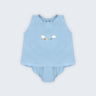 Conjunto Duda para bebê em 100% linho azul celeste, com regata bordada e tapa-fralda, fotografado de frente.