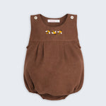 Romper de bebê em linho puro marrom com três abelhas bordadas à mão no peito.