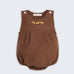 Romper de bebê em linho puro marrom com três abelhas bordadas à mão no peito.