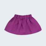 Saia infantil em linho roxo para meninas, vista de frente, com cós elástico e modelagem ampla.