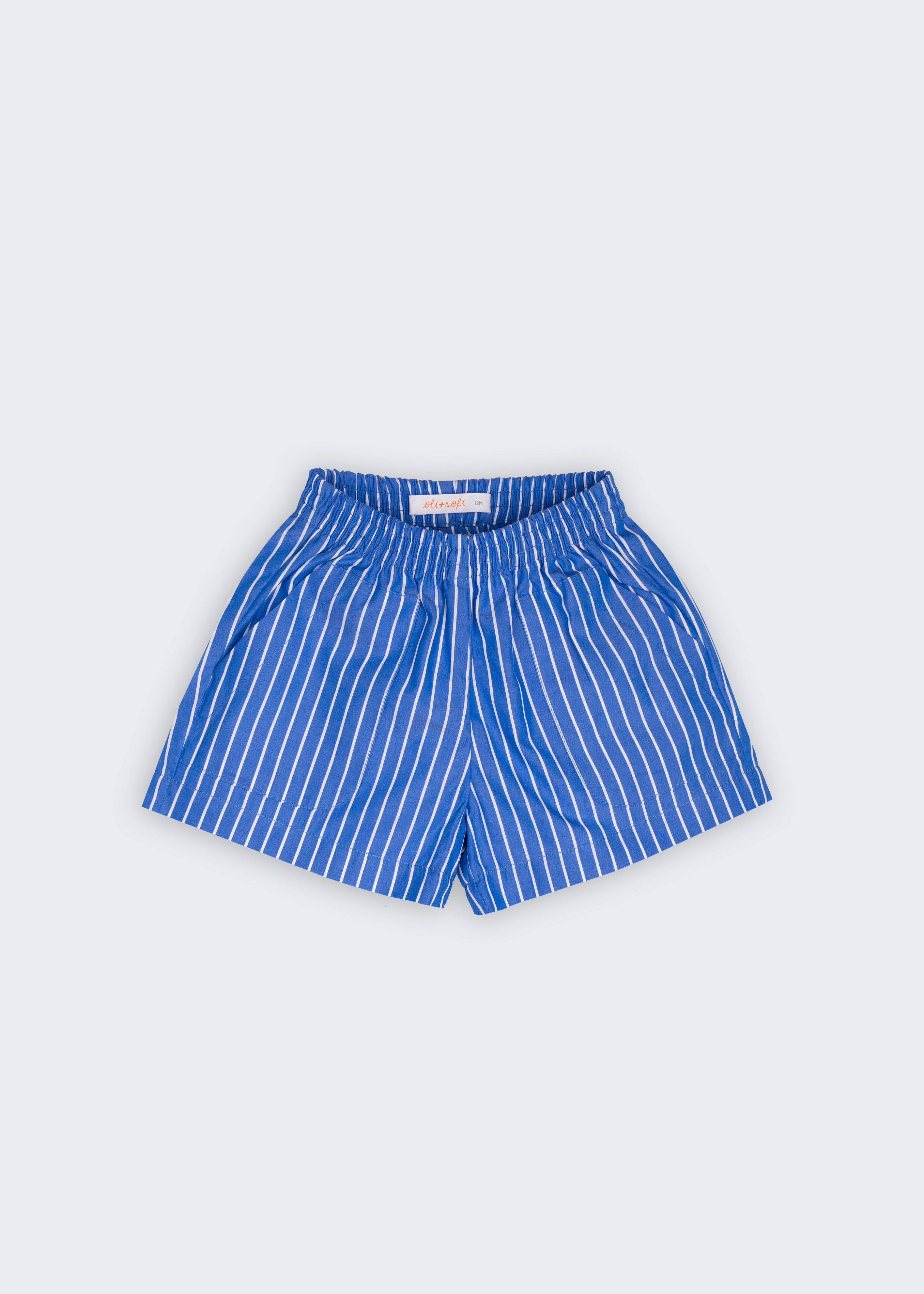 Shorts Chico infantil em 100% algodão BCI azul listrado fotografado de frente, com cintura de elástico e bolsos frontais.
