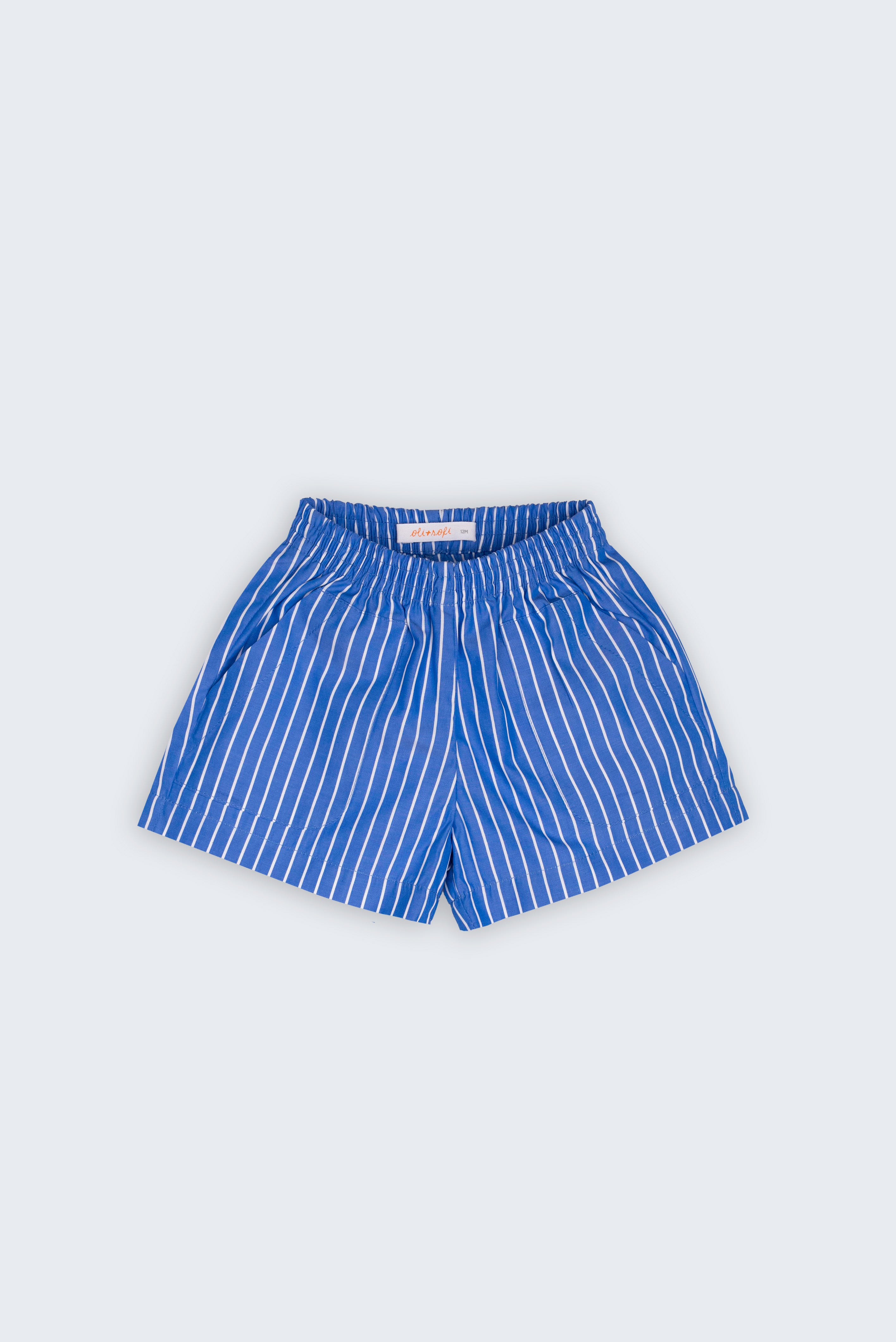 Shorts Chico infantil em 100% algodão BCI azul listrado fotografado de frente, com cintura de elástico e bolsos frontais.