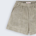 Shorts infantil verde oliva com bolsos frontais e cós de elástico visto em detalhe