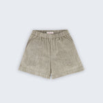 Shorts infantil verde oliva com bolsos frontais e cós de elástico vista frontal