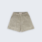 Shorts infantil verde oliva com bolsos frontais e cós de elástico vista frontal
