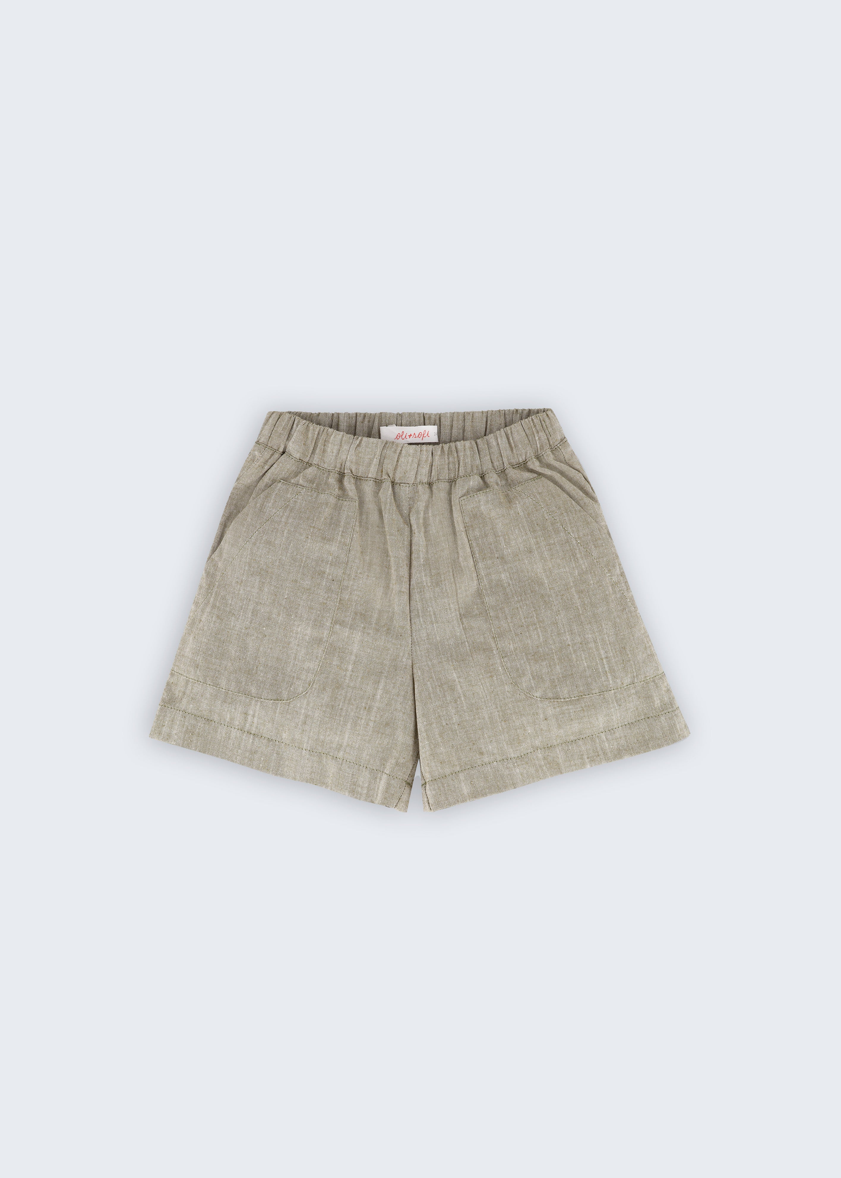 Shorts infantil verde oliva com bolsos frontais e cós de elástico vista frontal