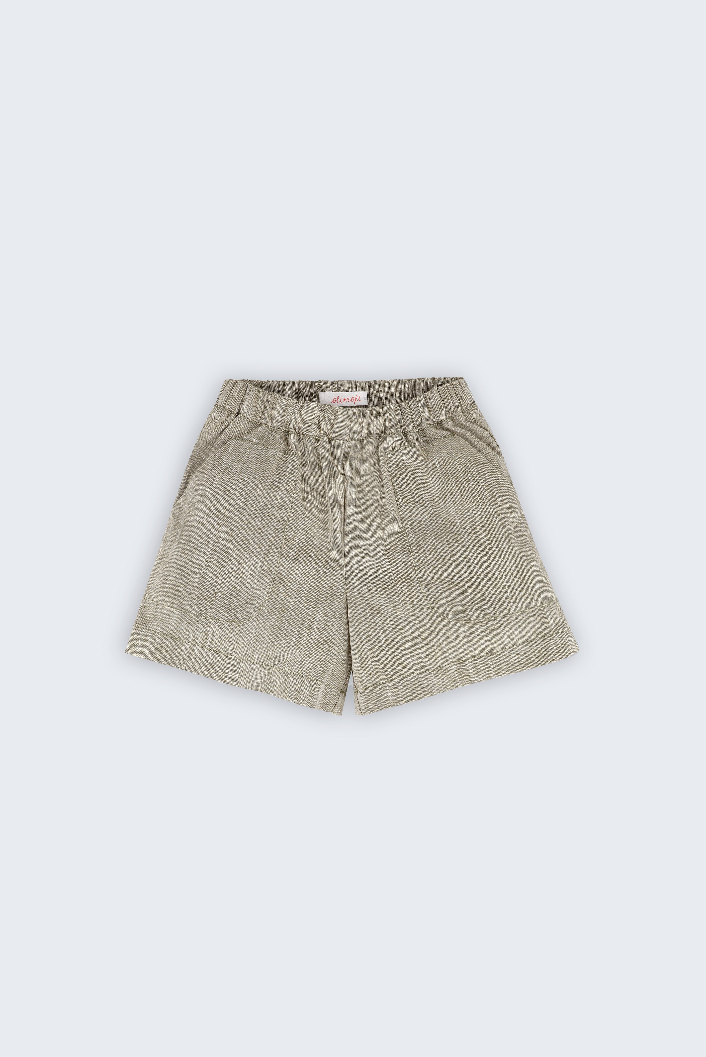 Shorts infantil verde oliva com bolsos frontais e cós de elástico vista frontal