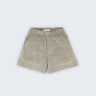Shorts infantil verde oliva com bolsos frontais e cós de elástico vista frontal