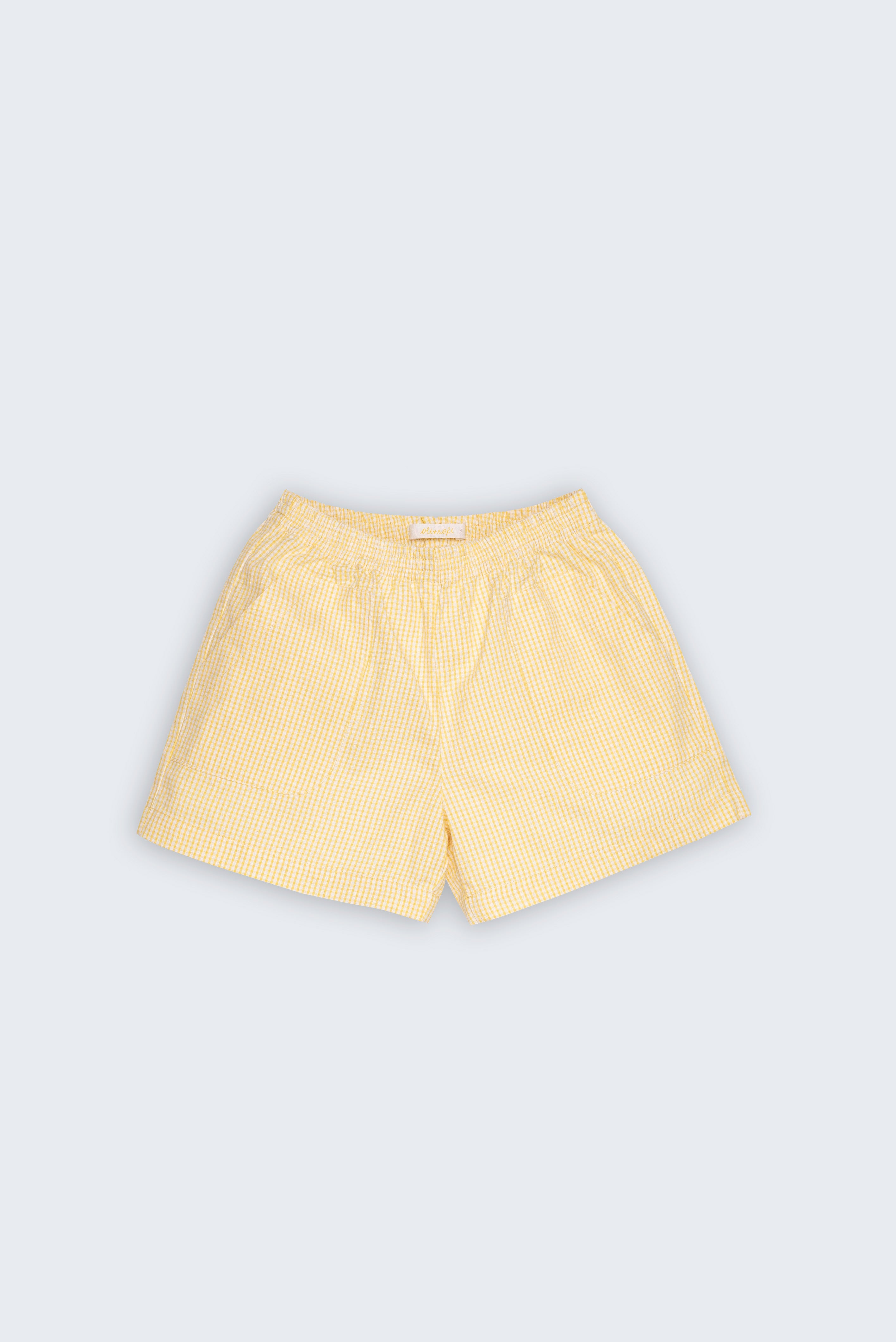 Shorts Chico infantil em anarruga 100% algodão com xadrez miúdo amarelo e branco, fotografado de frente.