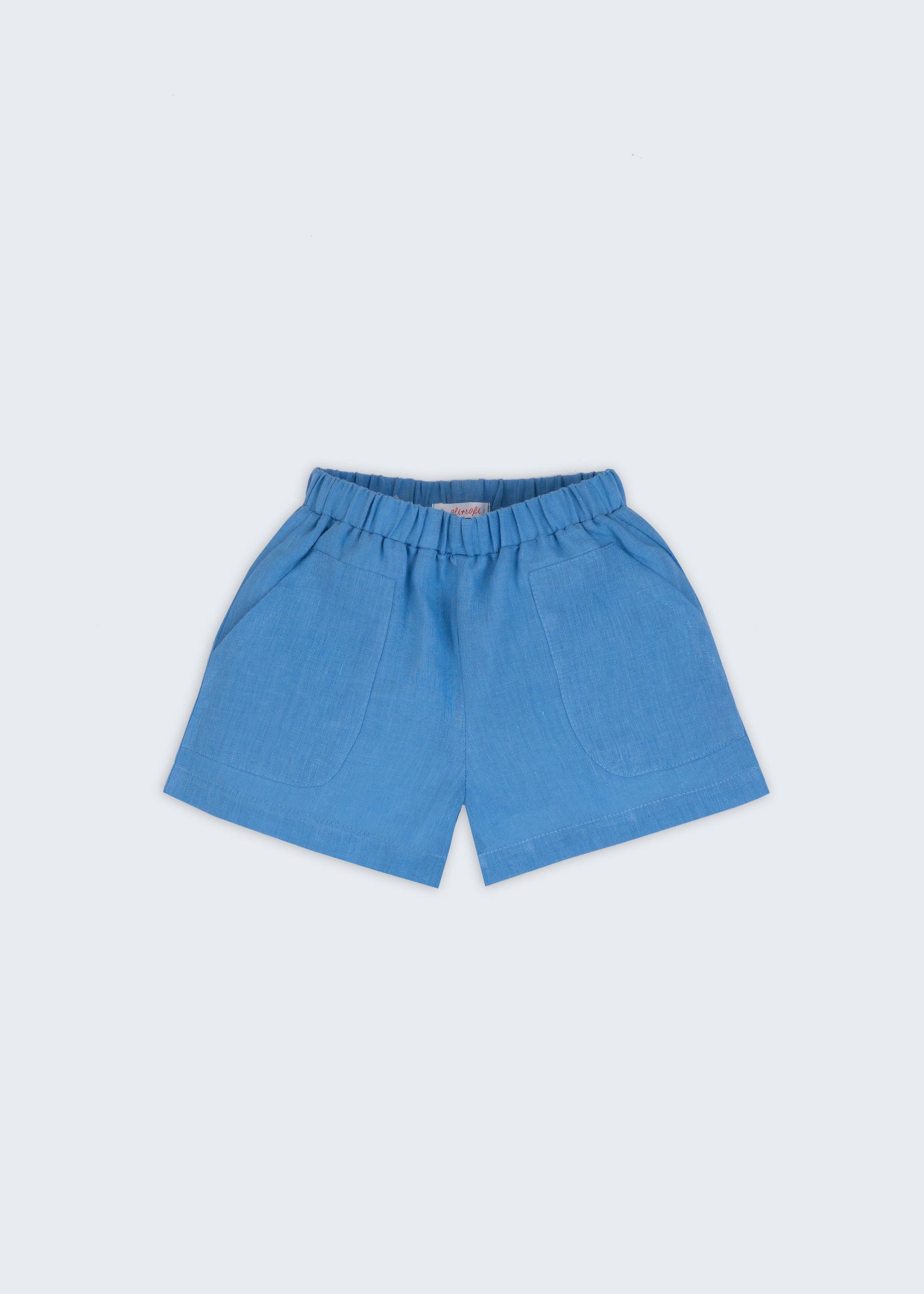 Shorts infantil em linho puro azul capri com bolsos frontais e cintura elástica para meninos e meninas, visto de frente.