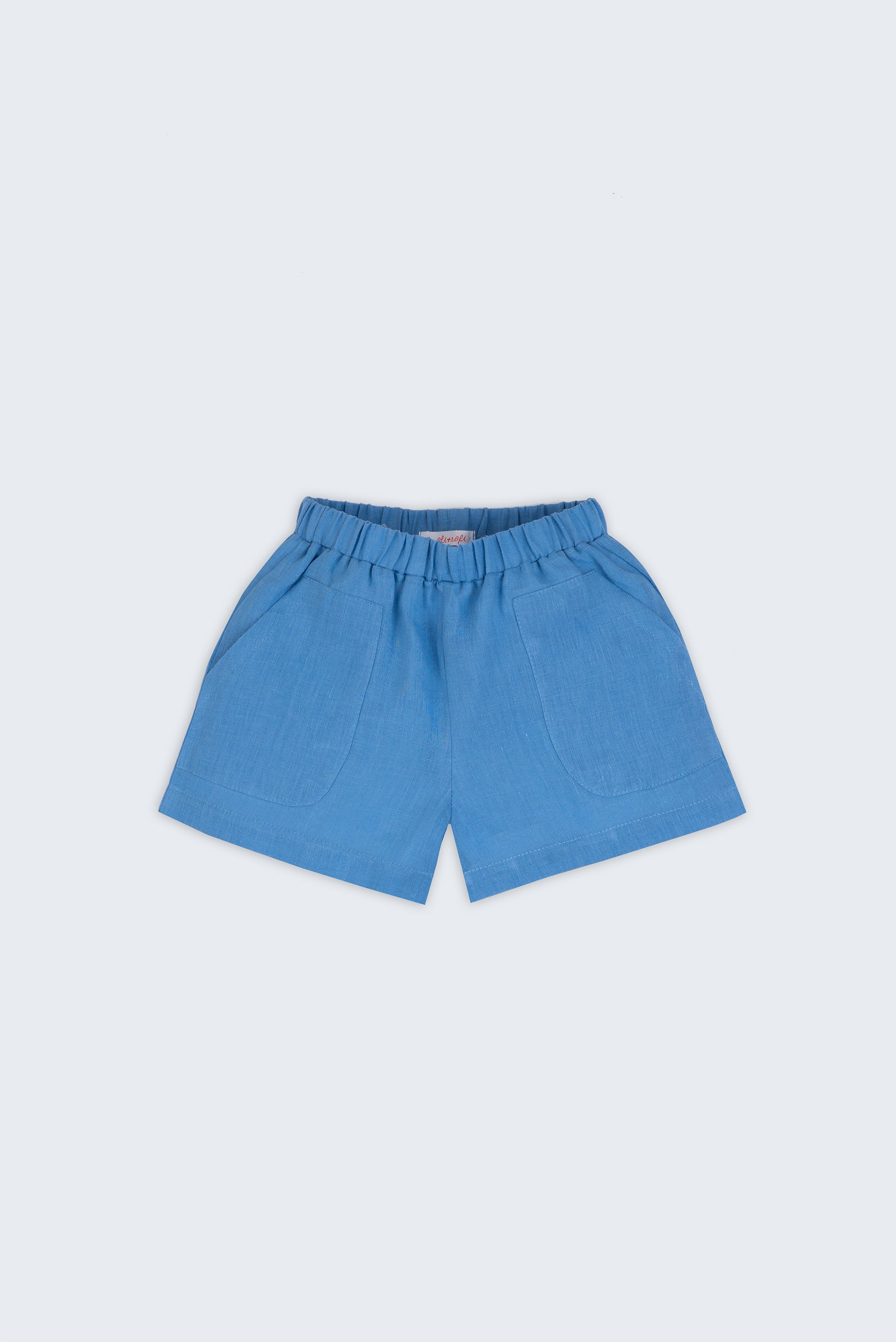 Shorts infantil em linho puro azul capri com bolsos frontais e cintura elástica para meninos e meninas, visto de frente.