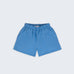 Shorts infantil em linho puro azul capri com bolsos frontais e cintura elástica para meninos e meninas, visto de frente.