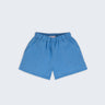 Shorts infantil em linho puro azul capri com bolsos frontais e cintura elástica para meninos e meninas, visto de frente.