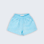 Shorts Chico infantil em 100% linho azul turquesa fotografado de frente, com cintura de elástico e bolsos frontais.