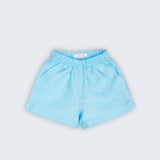 Shorts Chico infantil em 100% linho azul turquesa fotografado de frente, com cintura de elástico e bolsos frontais.