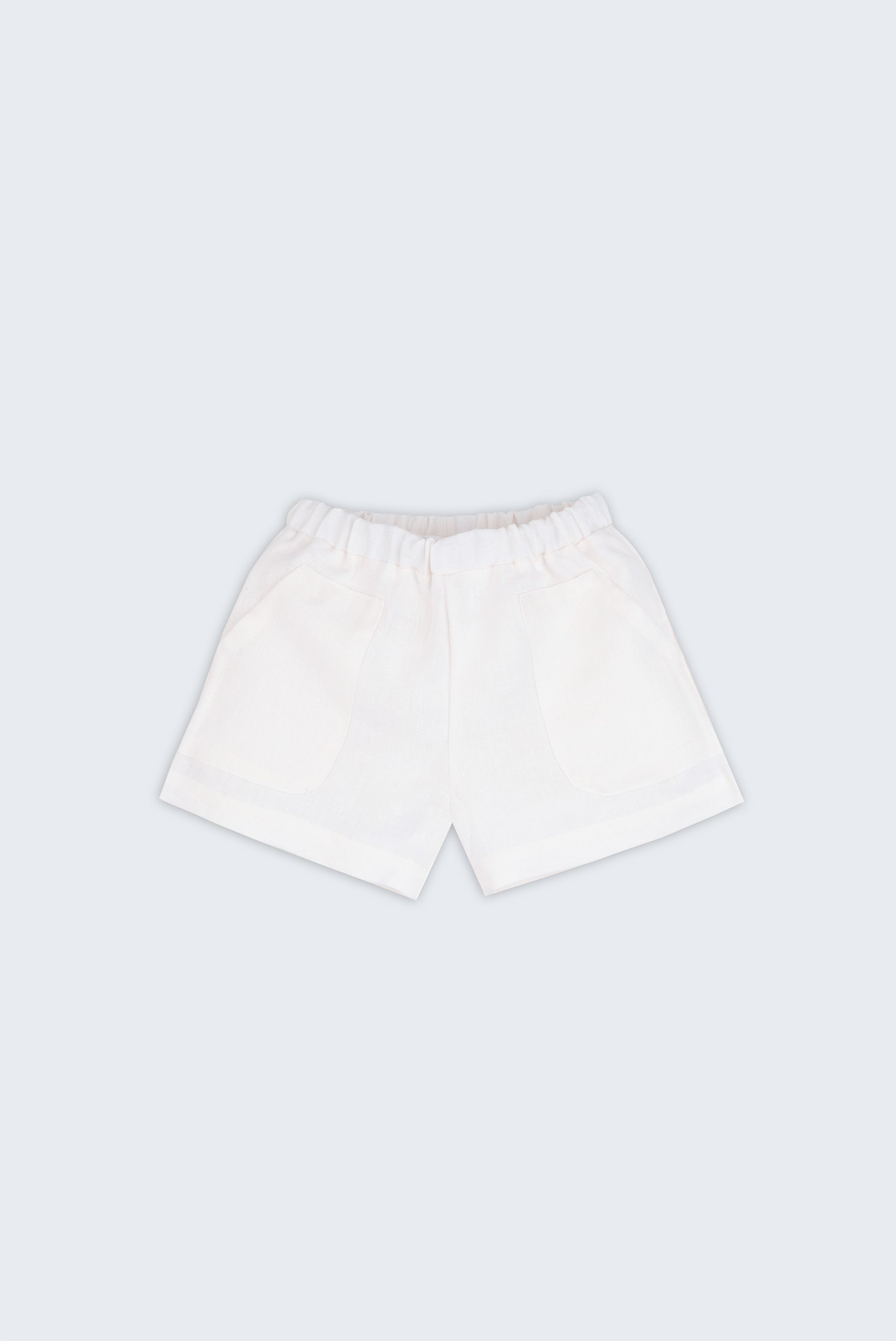 Shorts infantil em linho puro branco com bolsos frontais e cintura elástica para meninos e meninas, visto de frente.