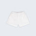 Shorts infantil em linho puro branco com bolsos frontais e cintura elástica para meninos e meninas, visto de frente.