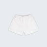 Shorts infantil em linho puro branco com bolsos frontais e cintura elástica para meninos e meninas, visto de frente.