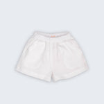Shorts Chico infantil em 100% linho branco fotografado de frente, com cintura de elástico, bolsos frontais e modelagem soltinha.