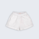 Shorts Chico infantil em 100% linho branco fotografado de frente, com cintura de elástico, bolsos frontais e modelagem soltinha.