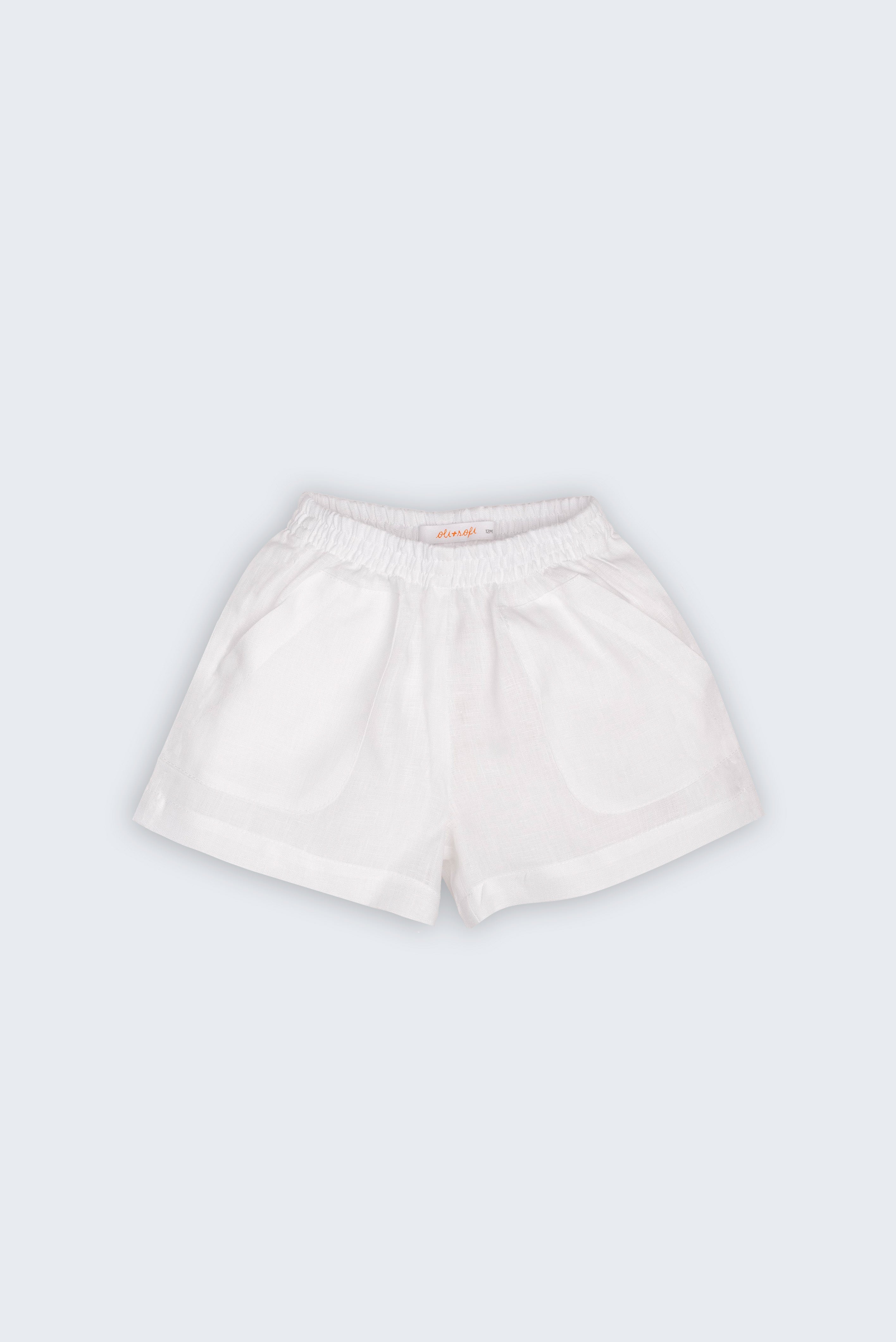 Shorts Chico infantil em 100% linho branco fotografado de frente, com cintura de elástico, bolsos frontais e modelagem soltinha.