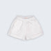 Shorts Chico infantil em 100% linho branco fotografado de frente, com cintura de elástico, bolsos frontais e modelagem soltinha.