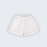 Shorts Chico infantil em 100% linho branco fotografado de frente, com cintura de elástico, bolsos frontais e modelagem soltinha.
