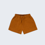 Shorts infantil em linho puro marrom terracota com bolsos frontais e cintura elástica para meninos e meninas, visto de frente.
