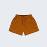 Shorts infantil em linho puro marrom terracota com bolsos frontais e cintura elástica para meninos e meninas, visto de frente.
